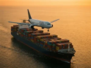Vrachtvliegtuig vliegt boven containerschip op kalme oceaan, gouden uur verlichting, luchtfoto transportlogistiek